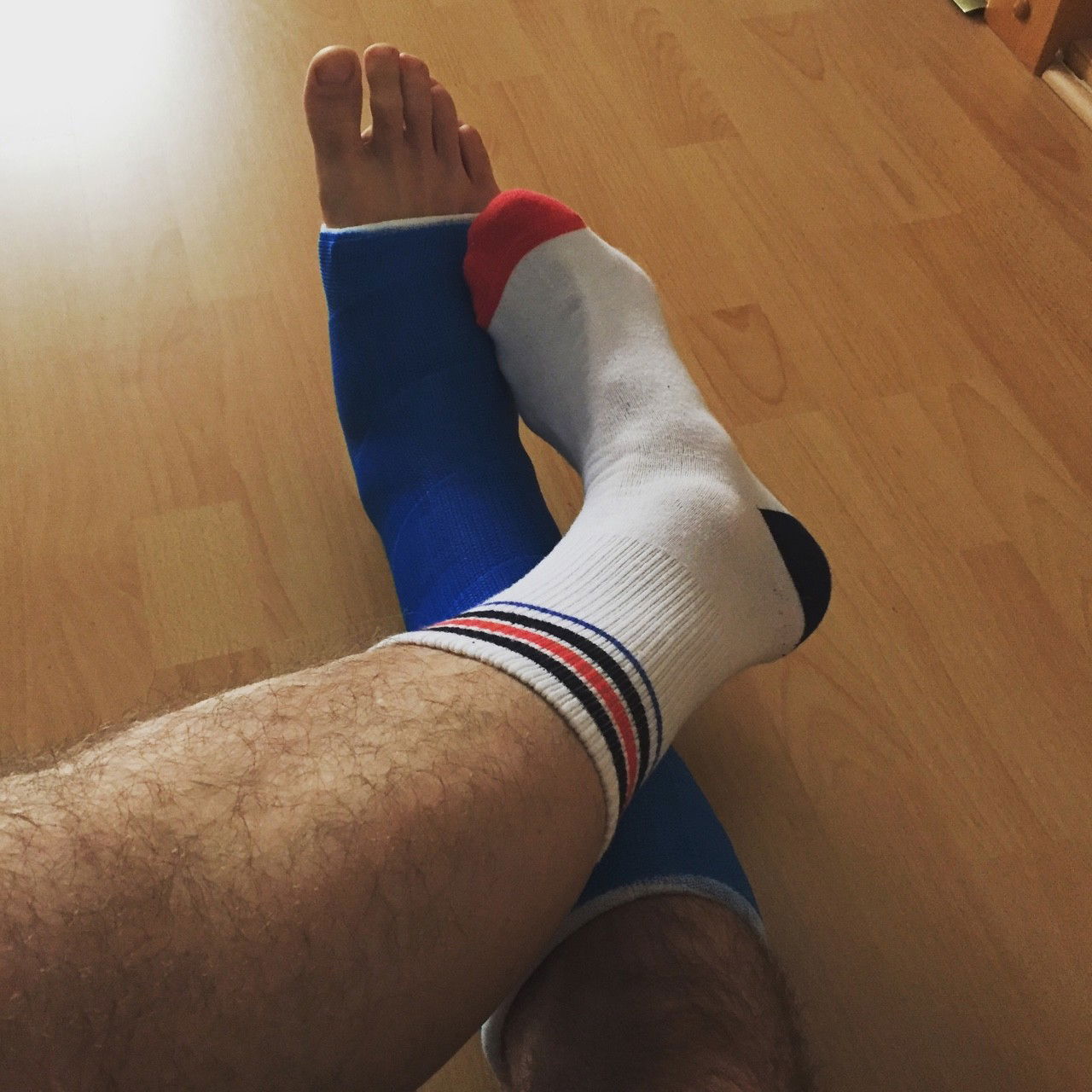 Photo by ampstef with the username @ampstef,  October 30, 2017 at 6:01 PM and the text says 'castmande:

Relaxing with my #brokenleg #brokenfoot'