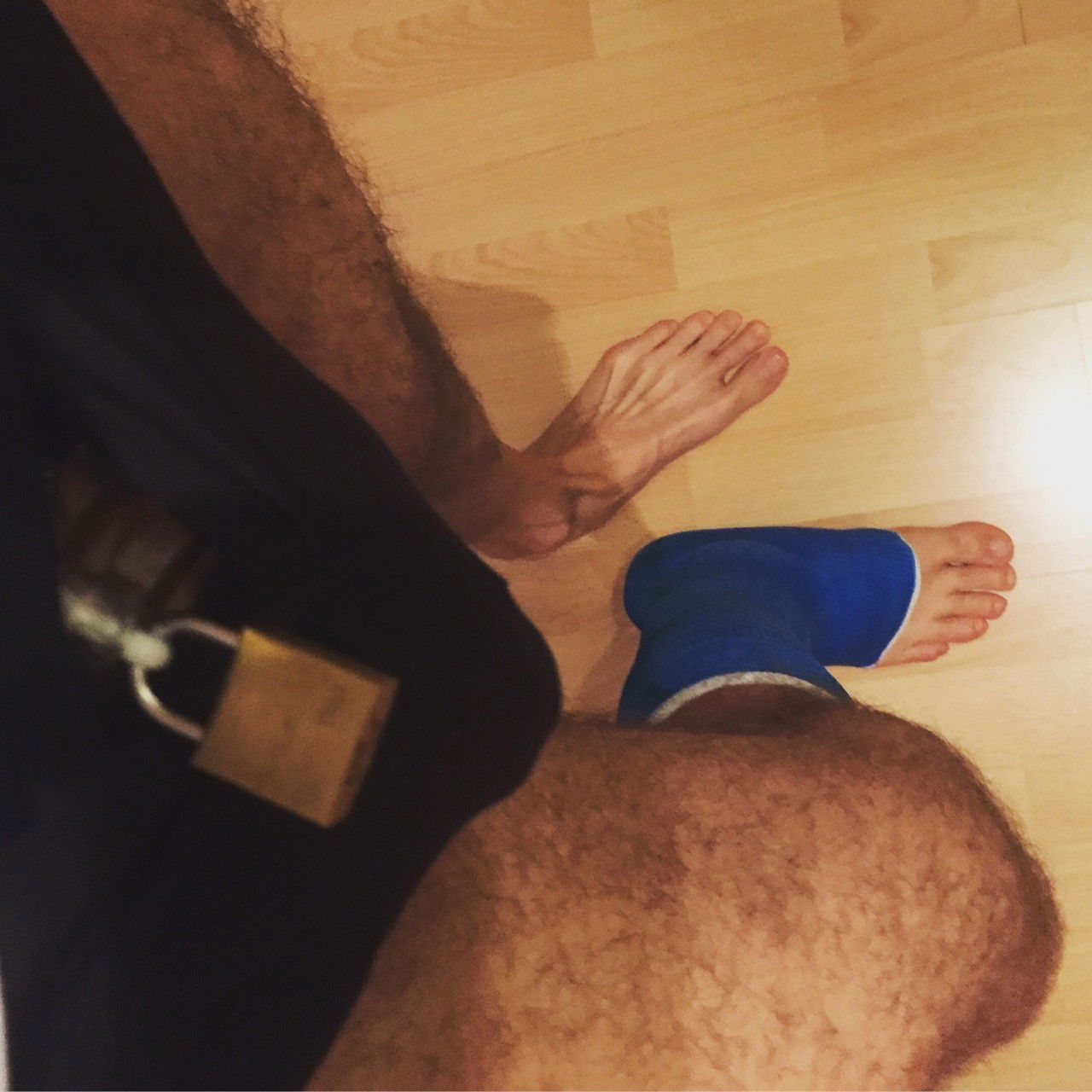 Photo by ampstef with the username @ampstef,  October 30, 2017 at 6:00 PM and the text says 'castmande:

Last steps with my #legcast'