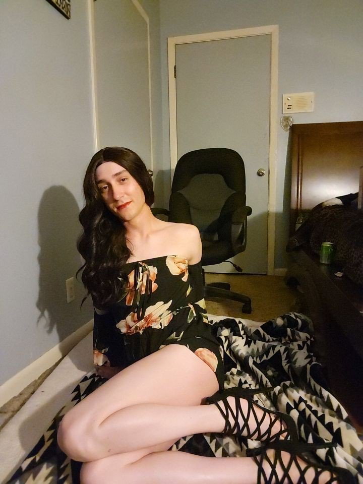 Photo by Dakota A with the username @Slimthickens, who is a verified user,  April 11, 2022 at 8:50 PM. The post is about the topic Sexy and smooth cd/trans legs