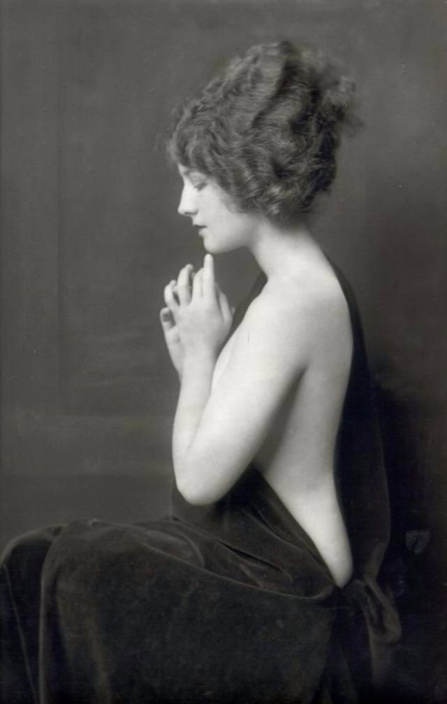 Watch the Photo by Sumles with the username @Sumles, posted on May 4, 2023. The post is about the topic Vintage. and the text says 'Bessie Love
 #vintage #glamour #nature #femininebeauty #beauty #art'