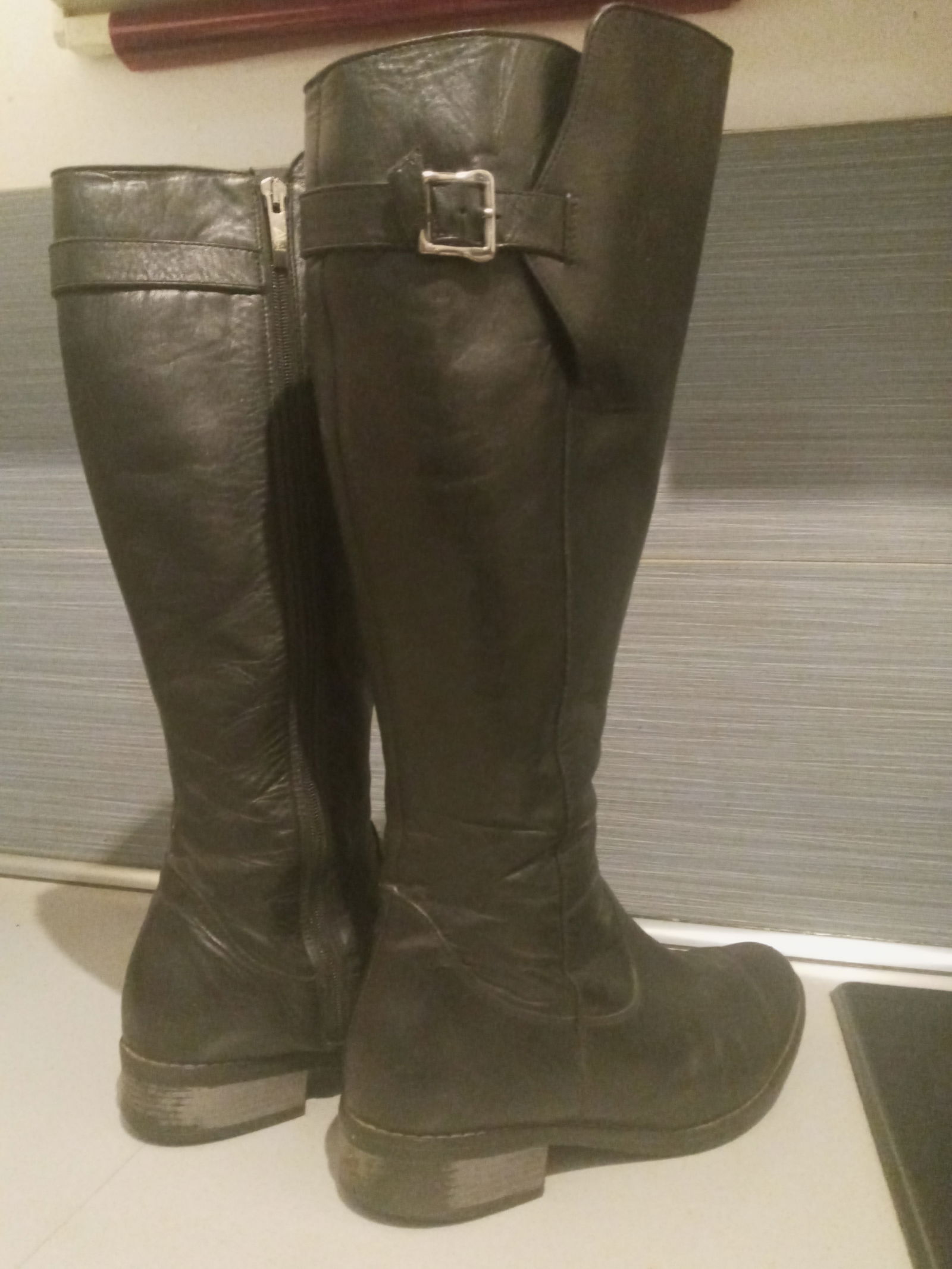 Photo by aliboots with the username @aliboots,  January 14, 2021 at 5:21 AM. The post is about the topic Knee High Boots and the text says 'her boots, Jan 13th'