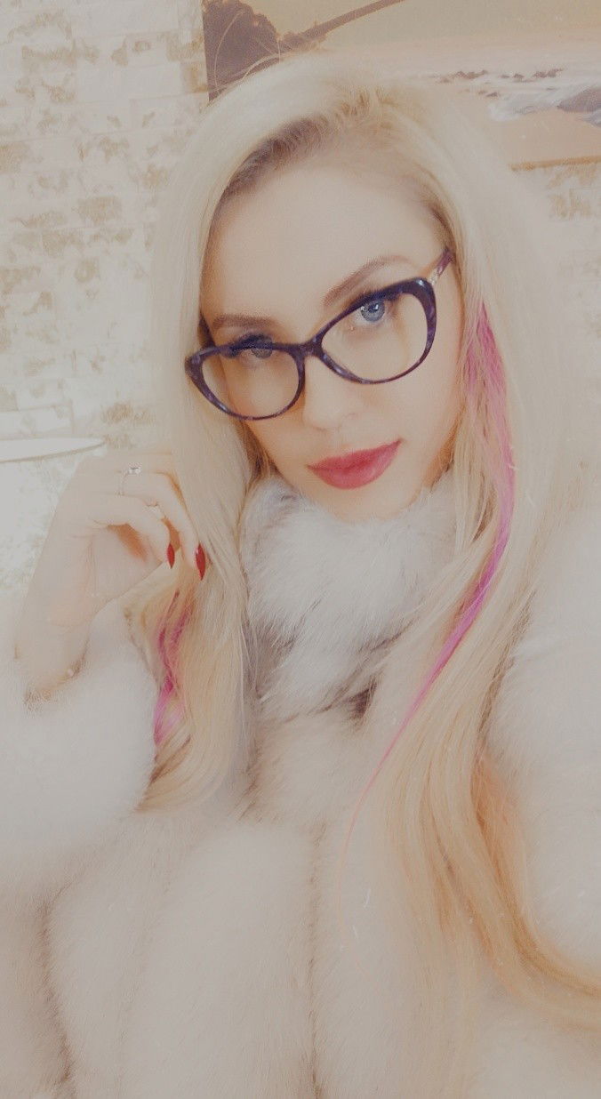 Photo by Hypnoticnatalie with the username @Hypnoticnatalie, who is a star user,  October 9, 2020 at 8:45 PM. The post is about the topic Brat girls and the text says 'I'm literally the definition of perfection! #fur #foxfur'