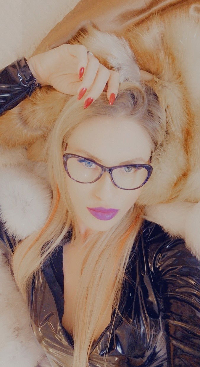 Photo by Hypnoticnatalie with the username @Hypnoticnatalie, who is a star user,  December 11, 2020 at 12:52 PM. The post is about the topic Fur fetish and the text says 'Fur is life! #furfetish #fur #femdom http://worshipnatalie.com'