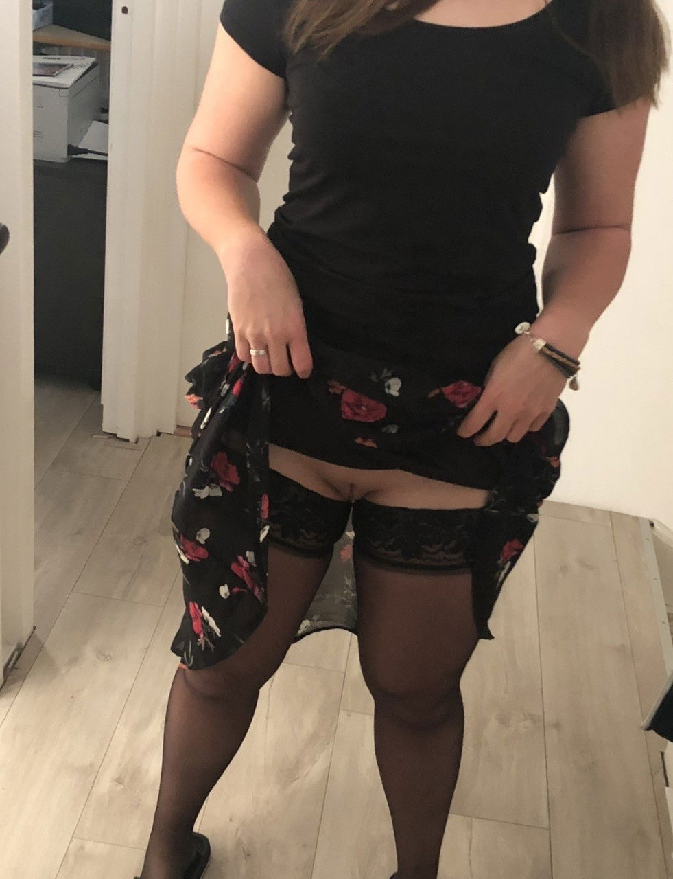 Photo by toosmallforher-nl with the username @toosmallforher-nl,  July 8, 2020 at 9:36 PM. The post is about the topic Hotwife/Cuckold Snapchat and the text says 'Hotwife going shopping. 😃'