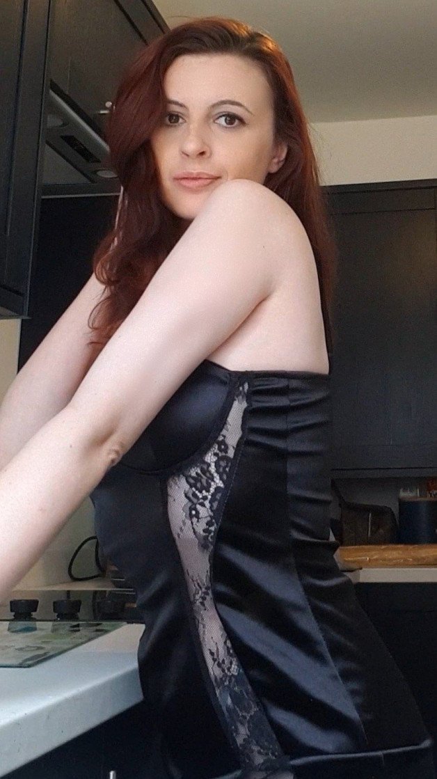 Photo by Scarlett & Felix with the username @Scarlettlust, who is a star user,  June 9, 2023 at 6:17 PM. The post is about the topic MILF and the text says 'Been making some filthy content in the kitchen 😉. Like if you'd like to see what ive been up to x'