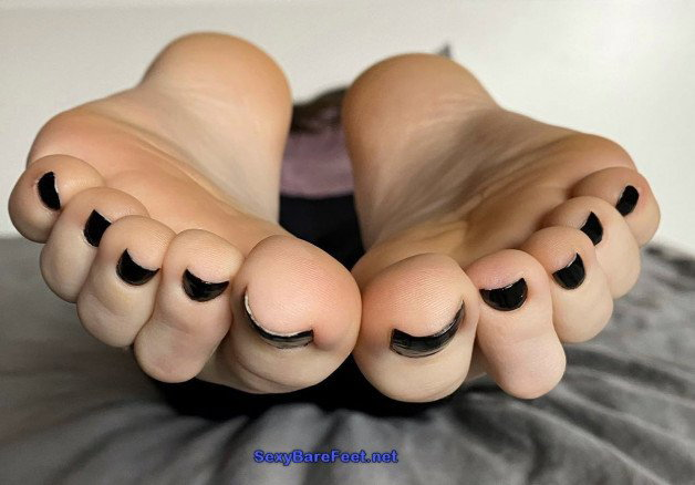 Photo by HotDamnCams.com with the username @HotDamnCams,  August 31, 2021 at 1:18 PM. The post is about the topic Sexy Feet and the text says 'http://sexybarefeet.net'