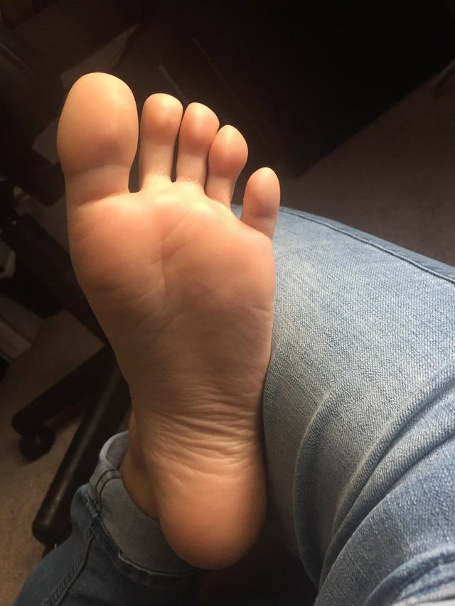 Photo by Billybobobbrain with the username @Billybobobbrain,  July 3, 2019 at 1:20 AM. The post is about the topic Feet of the moment and the text says 'https://www.reddit.com/user/purrrtrova'