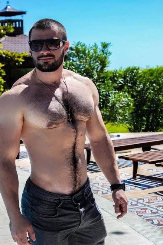 Photo by TravellingDan with the username @TravellingDan,  September 23, 2016 at 3:57 PM and the text says 'itsallaboutbears:

In hairy men we trust! http://itsallaboutbears.visualfunnies.com/4262958-9448164'