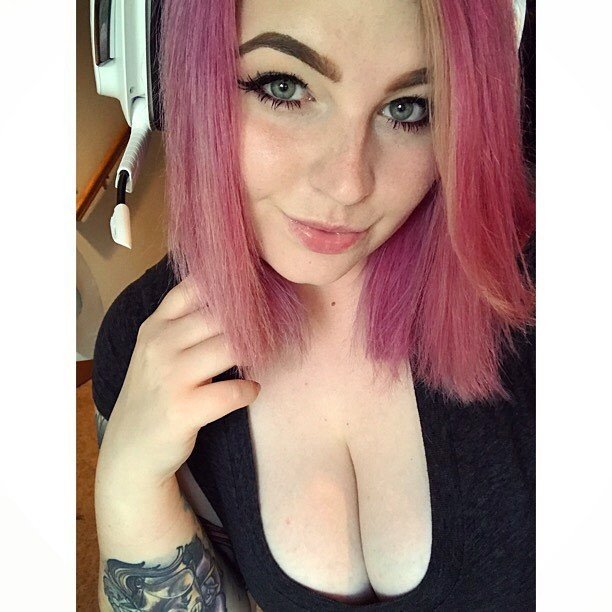 Photo by The Big Obsession with the username @thebigobsession,  January 1, 2019 at 6:46 PM and the text says 'americanntrashh:LIVE! FORTNITE! Www.twitch.tv/pantsflag  #beauitful  #busty'