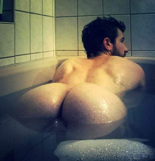 Photo by Mintbrazil with the username @Mintbrazil,  February 15, 2015 at 9:23 AM and the text says 'buttinyourface:

NEW SUBMISSION! Kik me @ theinyourfaceblog or email me @ theinyourfaceblog@gmail.com to submit
Bubble butt in the bubble bath!'