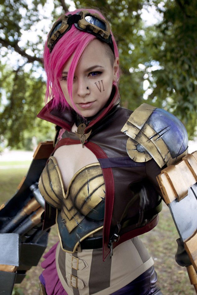 Photo by Xayikitty with the username @Xayikitty,  September 11, 2017 at 5:05 AM and the text says 'zakkusu-f:
My Vi(League of Legends game) cosplay~ Con photos
ph©drDir'