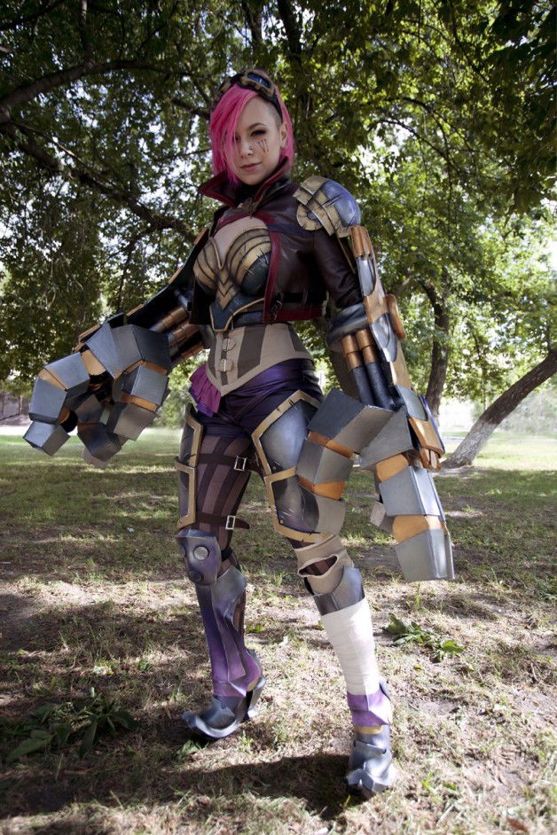 Photo by Xayikitty with the username @Xayikitty,  September 11, 2017 at 5:05 AM and the text says 'zakkusu-f:
My Vi(League of Legends game) cosplay~ Con photos
ph©drDir'