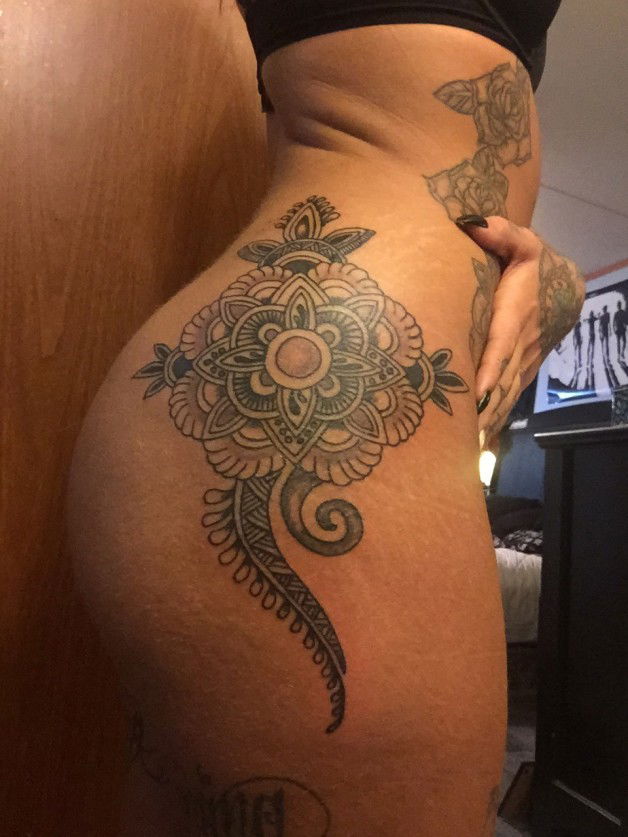 Photo by laxmodelspgh with the username @laxmodelspgh,  October 26, 2016 at 11:11 PM and the text says 'shelbiiee:

My booty tat'