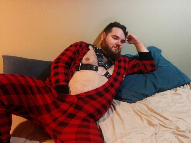 Photo by tanookie with the username @tanookie,  June 7, 2015 at 9:42 PM and the text says 'Sexy lazy Sunday afernoon #gay  #gaybear'