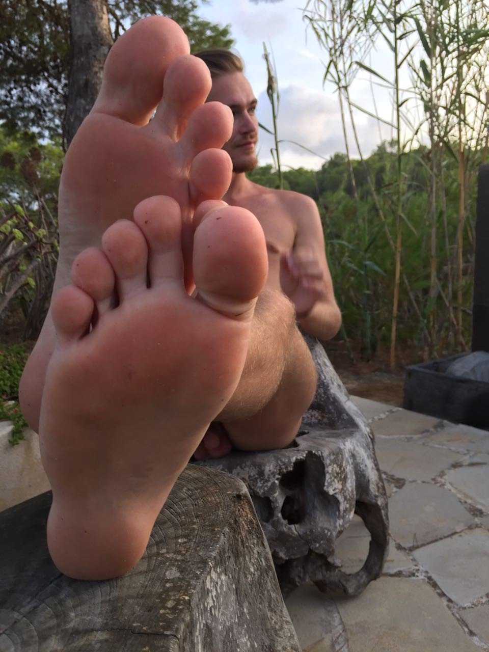 Photo by puppy-lex with the username @puppy-lex, who is a verified user,  December 2, 2017 at 10:49 AM and the text says '#gay  #schwul  #nackt  #nude  #nudist  #zeigegeil  #ibiza  #sommer  #summer  #barefoot  #foot  #Füße  #barfuß'