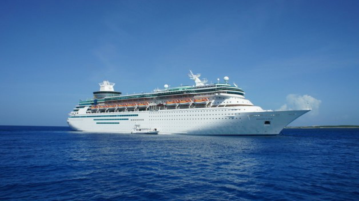 Photo by RudiR with the username @RudiR, who is a verified user,  October 3, 2011 at 7:08 PM and the text says 'Cruise'