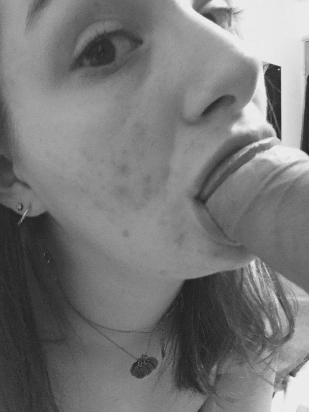 Photo by Myprivates3xfantasy with the username @Myprivates3xfantasy,  May 23, 2017 at 1:00 PM and the text says 'adventurous-little-peach:

No makeup blowjob before bed 

Great :)'