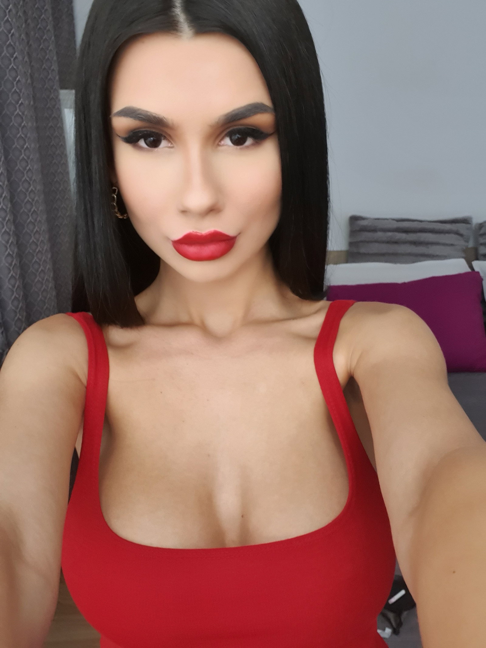 Photo by SereneSophie with the username @SereneSophie, who is a star user,  August 28, 2019 at 6:30 PM and the text says '#LifeinRed #GirlPower #WeTheBestModels

Red💄💋will always grab attention... plus it's sexy👠don't you think?!

⚡LIVE💦 on bit.ly/SereneSophie🔝'