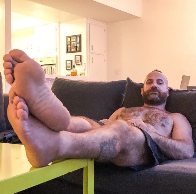 Photo by entremachosrio with the username @entremachosrio,  September 7, 2018 at 6:43 PM and the text says 'paulsbunion:

Sweet lounging stud stretched out and all tasty looking with big fleshy feet…waiting to be serviced!

Me acabo! Que delícia de macho!'