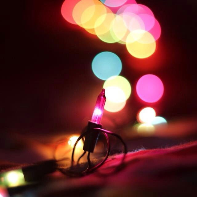 Photo by artsexlove with the username @artsexlove,  December 25, 2013 at 12:33 AM and the text says '#christmas #bokeh #nofilter #50mm #50mm  #bokeh  #nofilter  #christmas'