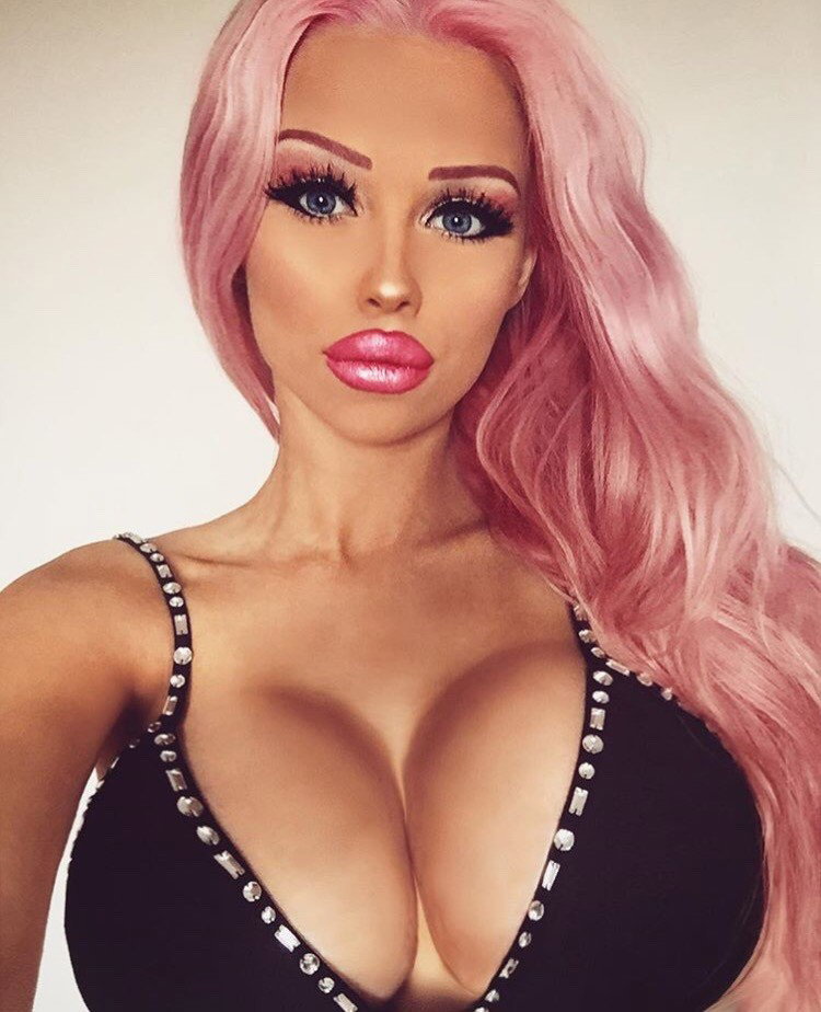 Photo by houblive1950 with the username @houblive1950,  February 12, 2019 at 7:02 PM and the text says '(via Gridllr) #busty  #bimbo  #babe'