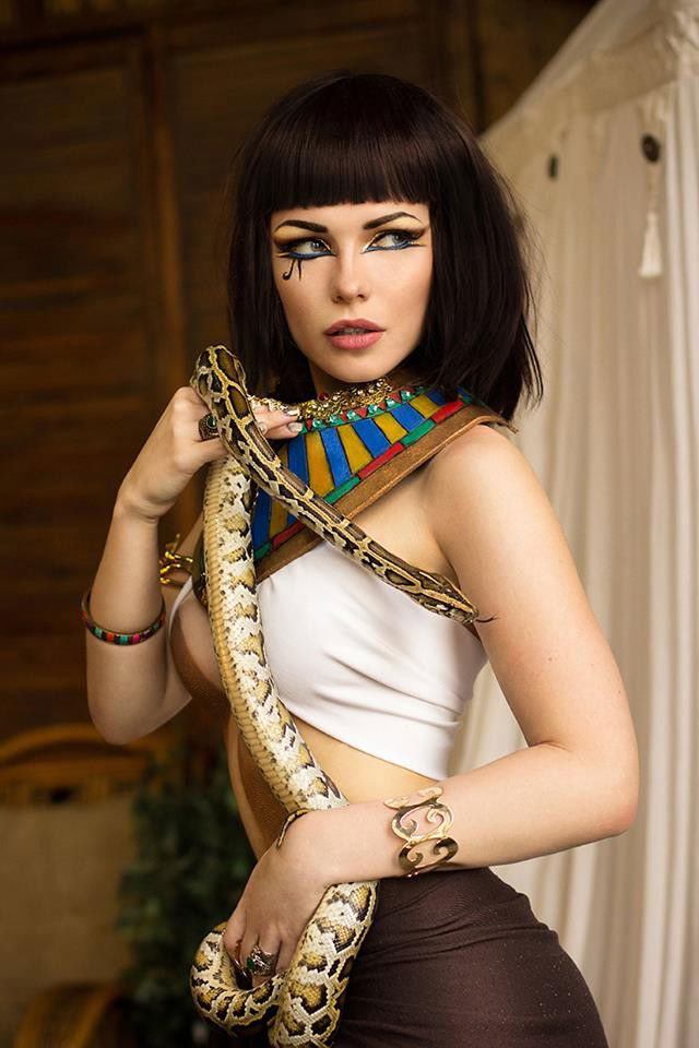 Photo by Sunsura with the username @Sunsura,  August 6, 2017 at 12:05 PM and the text says '#cosplay  #cleopatra  #costume  #girl  #woman  #cute  #cosplayer'