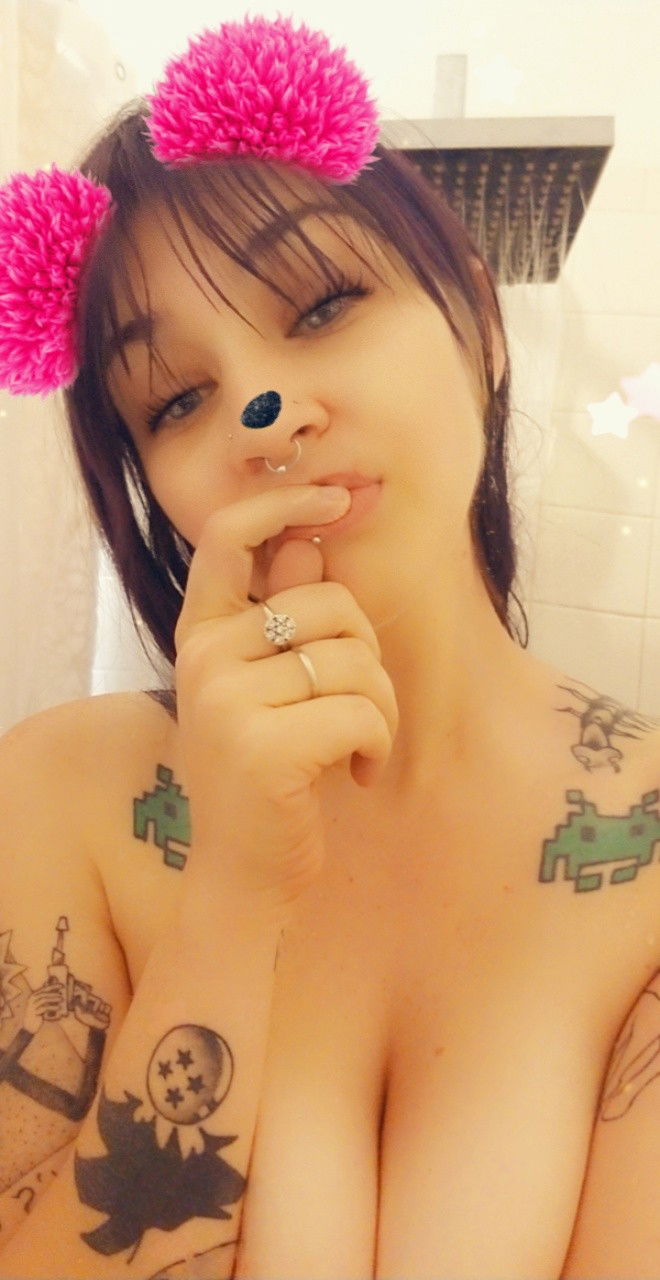 Photo by Anetajames with the username @Anetajames, who is a star user,  February 23, 2019 at 5:17 AM and the text says 'Shower time (;'