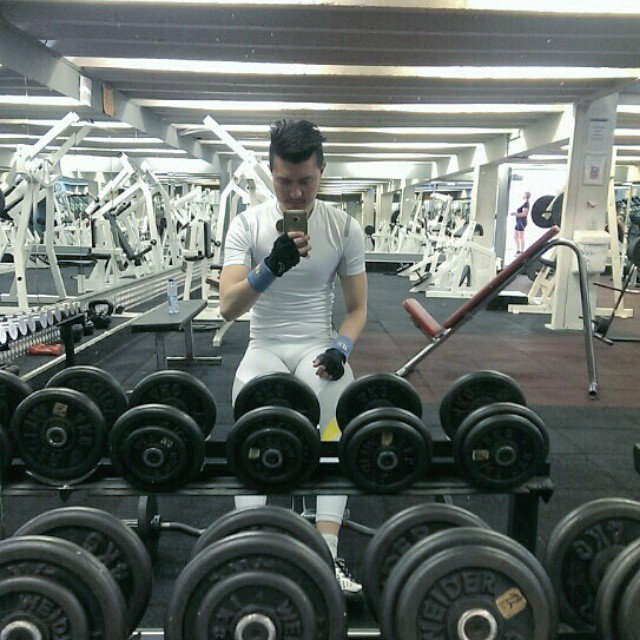 Photo by hartorsten with the username @hartorsten,  May 31, 2015 at 3:41 PM and the text says 'A #gymselfie in my white @n2nbodywearofficial tights. #malemodel #maleselfie #gayvpl http://ift.tt/1BztEMY #haraldtorsten  #Instagram'
