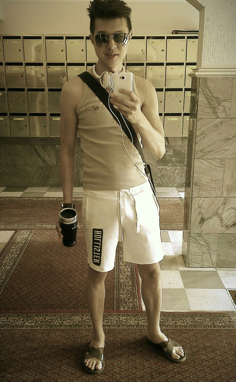 Photo by hartorsten with the username @hartorsten,  July 6, 2013 at 2:34 PM and the text says 'Hot day. Out in my Hollister shorts. #selfie  #selfpic  #malemodel  #malefashion  #malephotography  #menswear  #mensfashion  #xs  #hollister  #haraldtorsten'