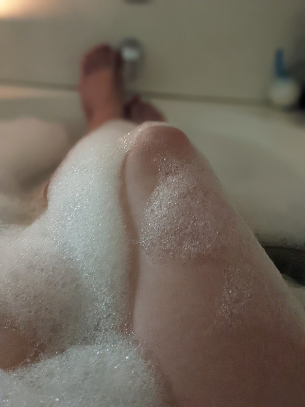 Photo by OhSnapDiamond with the username @OhSnapDiamond, who is a verified user,  January 16, 2022 at 11:49 AM. The post is about the topic My wife fantasy and the text says 'Sometimes all you need is a nice bath 💋'