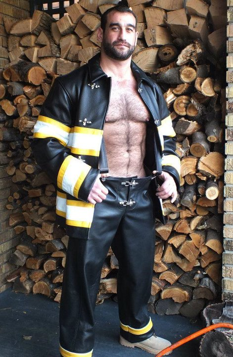 Photo by male-energy with the username @male-energy, who is a verified user,  July 6, 2012 at 3:20 PM and the text says 'guysthatgetmehard:

if this guy was a local fireman i’d have purposely burned my house down by now'
