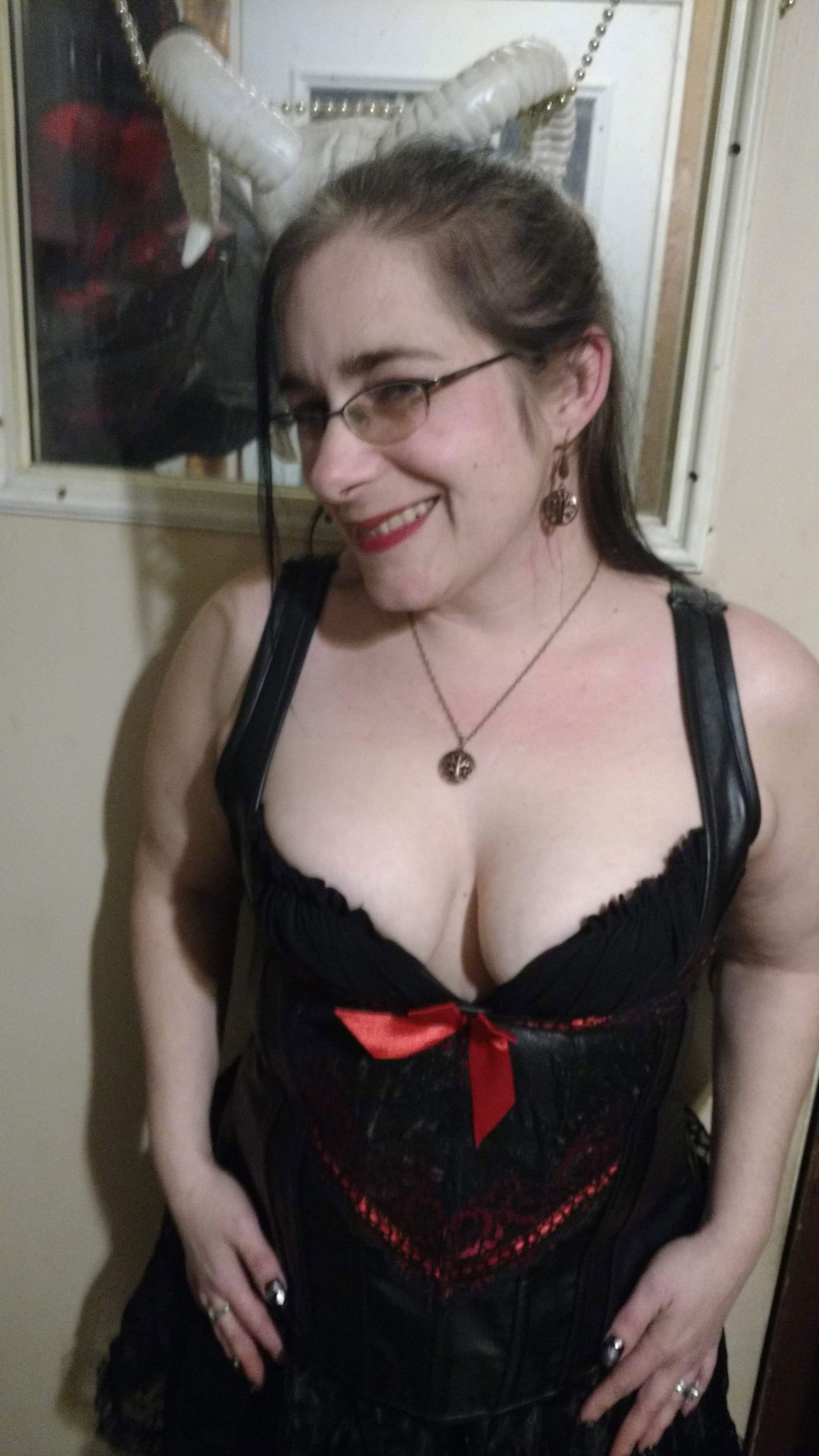 Album by Lengiles with the username @Lengiles, who is a verified user,  February 18, 2019 at 5:12 PM. The post is about the topic Amateurs and the text says 'New years outfit for wifes new years partty'