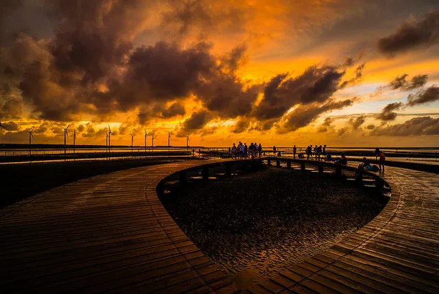 Photo by Firepower with the username @hungrygirls,  October 19, 2014 at 6:05 PM and the text says 'Sunset at Gaomei Wetland by JFLI0325 on Flickr. #leica  #m  #21mm  #superelmar  #asph  #taiwan  #台中市  #高美溼地  #sunset'