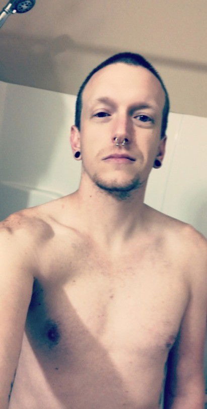 Photo by biggerthebetter83 with the username @biggerthebetter83, who is a verified user,  February 17, 2019 at 9:52 PM and the text says 'Hi everyone! 35 year old bisexual tumblr refugee! Say hello! :-)'