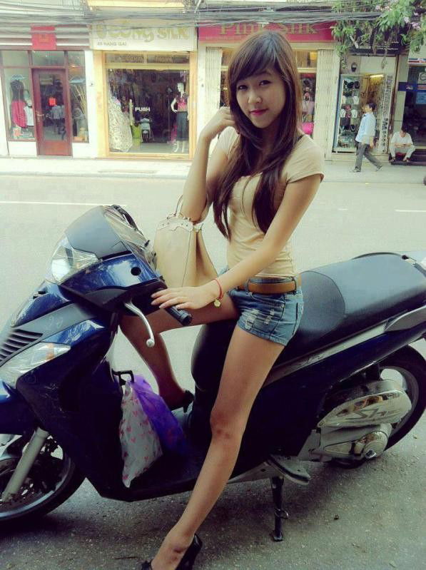 Photo by Funky Asians with the username @PaulBoss,  March 8, 2014 at 12:59 PM and the text says '#vietnam  #girl  #scooter'