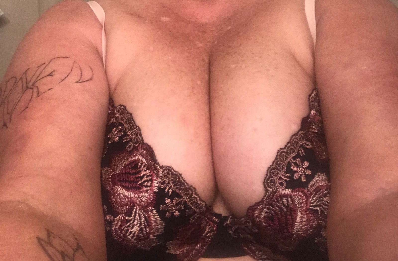 Album by QueenRoyalTightness with the username @QueenRoyalTightness, who is a verified user,  July 13, 2019 at 11:05 AM and the text says 'Closed puss not closed mind'