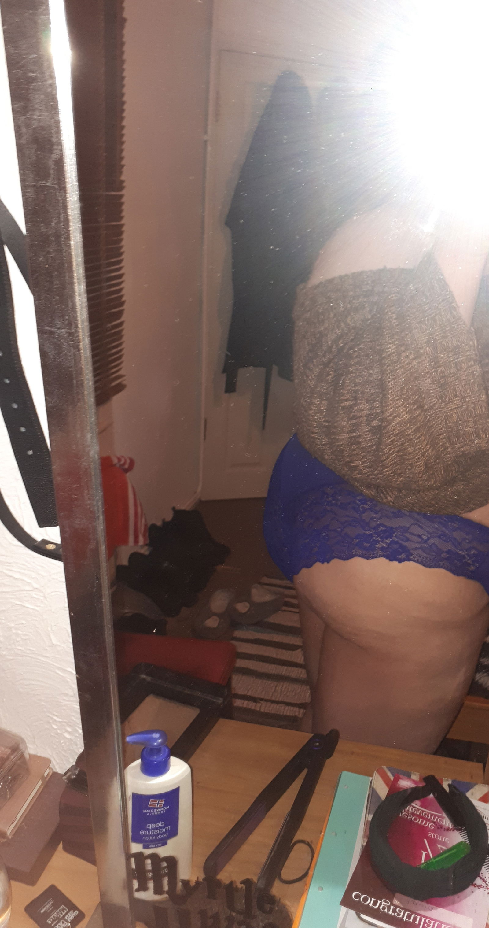 Photo by Sky with the username @Askylark,  May 27, 2020 at 2:28 AM. The post is about the topic Curvy and the text says 'I'm boredddd. Would anyone like to fuck me in the ass? (Yes this is me.)'