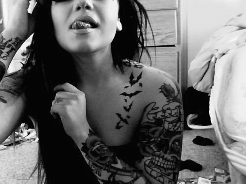 Photo by Sable with the username @SablexXx, who is a verified user,  October 7, 2011 at 11:15 AM and the text says '#girl  #long  #hair  #room  #sleeve  #tattoo  #tatts  #Black  #and  #White'