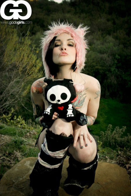 Photo by Sable with the username @SablexXx, who is a verified user,  August 20, 2011 at 7:00 AM and the text says 'Melodie Gore
 #melodie  #melodie  #gore  #godsgirls  #altporn  #unicorns  #gg  #models  #skelanimals'