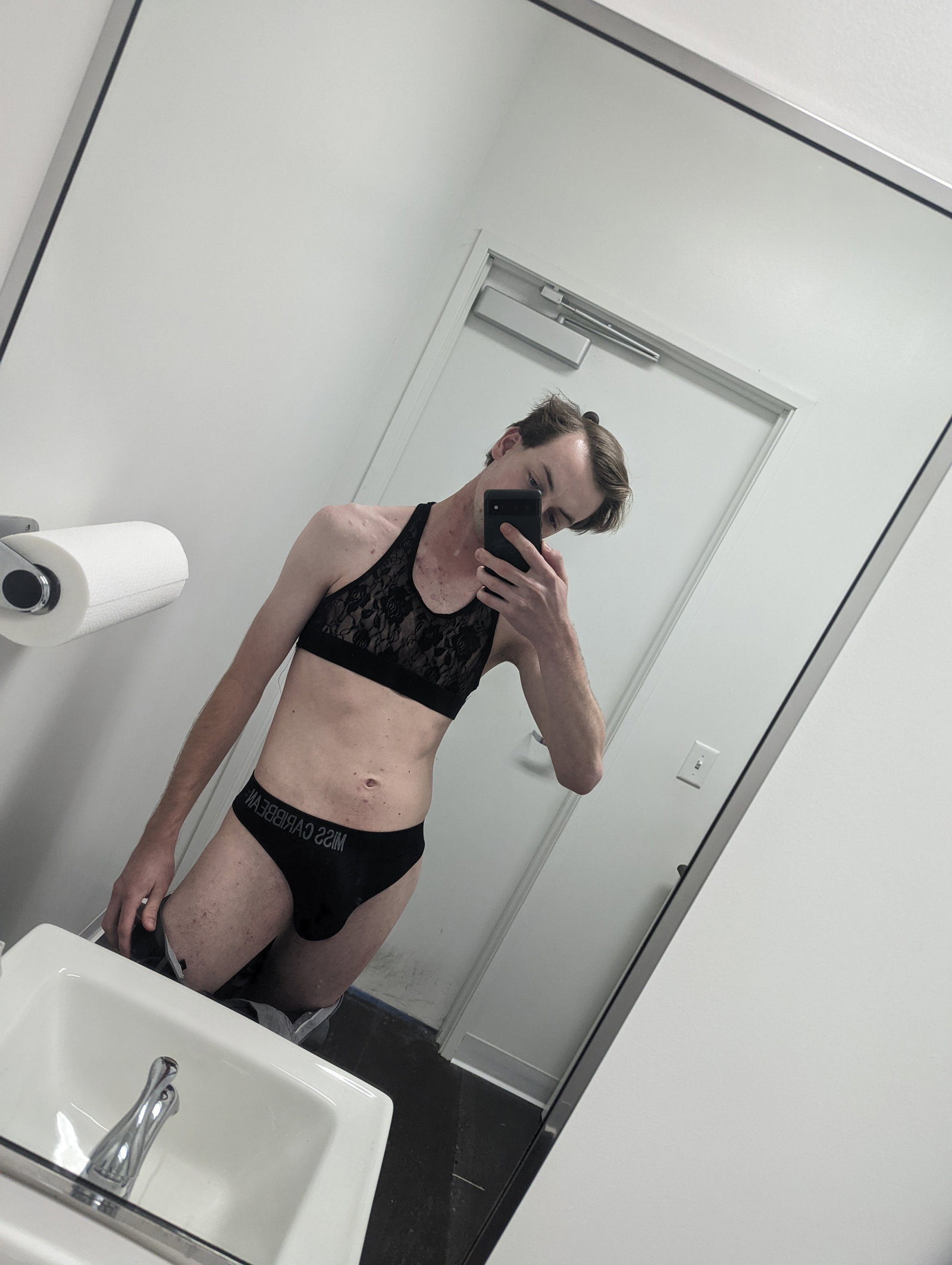 Photo by Femboy_pdx with the username @Pdx, who is a star user,  July 26, 2022 at 1:44 AM. The post is about the topic crossdressing twinks and the text says 'who else loves lace bras'