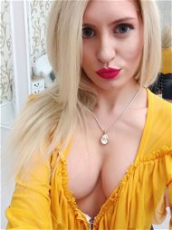 Photo by ClaireDaniells with the username @ClaireDaniells, who is a star user,  August 27, 2019 at 7:57 AM. The post is about the topic #TittyTuesday and the text says '#BlackAndYellow🖤🧡 #tittytuesday😊 #titsouttuesday💋

Caution⚠ Hot🔥Live📽content @ http://bit.ly/ClaireDaniells💗'