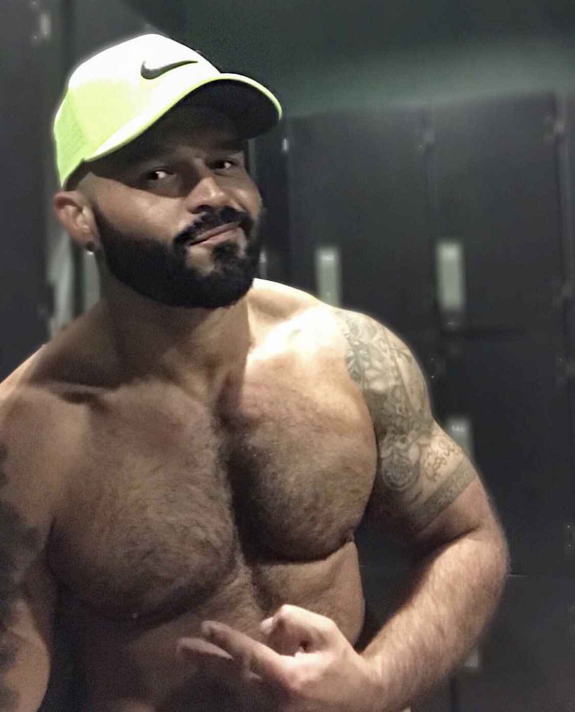 Photo by R__gay with the username @Rgay,  April 26, 2019 at 3:25 PM. The post is about the topic Gay DILF