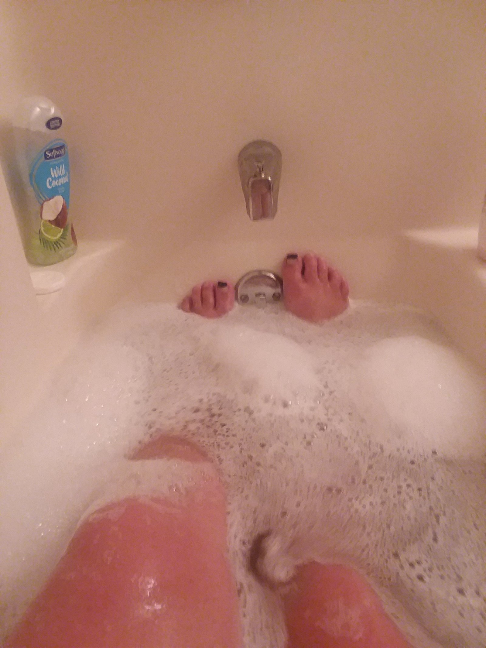Photo by BiancaRayvenne with the username @BiancaRayvenne, who is a star user,  October 27, 2019 at 7:11 AM and the text says 'Bath tub BBW Queen'
