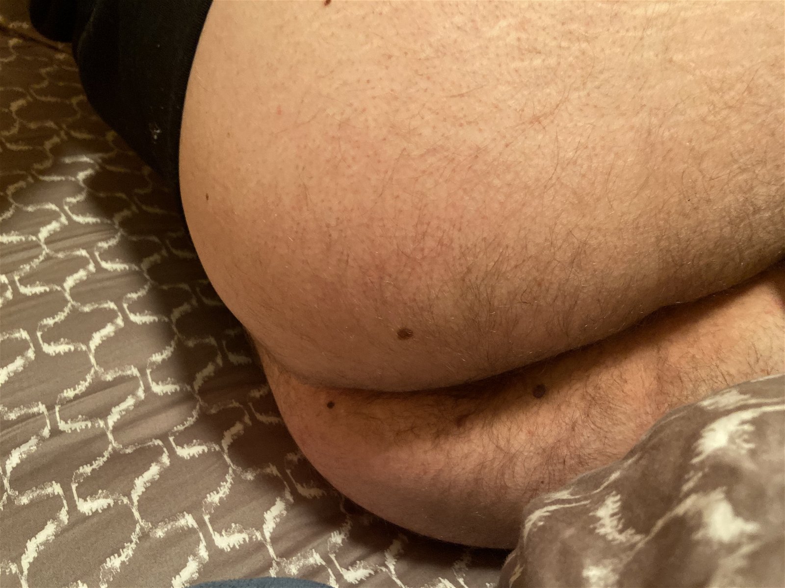 Photo by thebi-yeti with the username @thebi-yeti, who is a verified user,  November 17, 2019 at 2:26 AM and the text says 'Feelin weird.. here’s my bum'