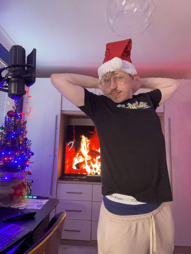 Photo by Hottiebb95 studio with the username @hottiebb95, who is a star user,  January 3, 2024 at 11:40 AM and the text says 'Hi guys, come and see me on chaturbate still celebrating Christmas 🎄 until  7 January big celebrations   7 January for Christmas orthodox 

https://hottiebb95.studio/  

[Chaturbate](Chaturbate)  #chaturbate'