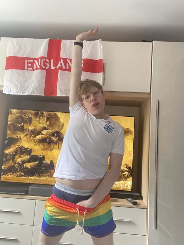 Photo by Hottiebb95 studio with the username @hottiebb95, who is a star user,  July 6, 2024 at 11:58 AM and the text says 'Hi everybody, come and see me celebrate England before the match. 5pm   UK 🇬🇧 time on chaturbate 

[Chaturbate](Chaturbate)  #Euros2024 

https://m.chaturbate.com/hottiebb95/'