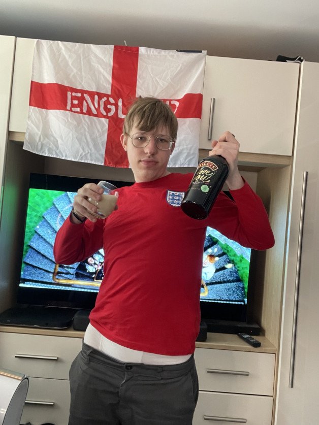 Photo by Hottiebb95 studio with the username @hottiebb95, who is a star user,  June 30, 2024 at 2:49 PM and the text says 'Hi everybody, I am on chaturbate before the England match starts come and see me hopefully England win

[Chaturbate](Chaturbate)  #Euros2024 

https://m.chaturbate.com/hottiebb95/'