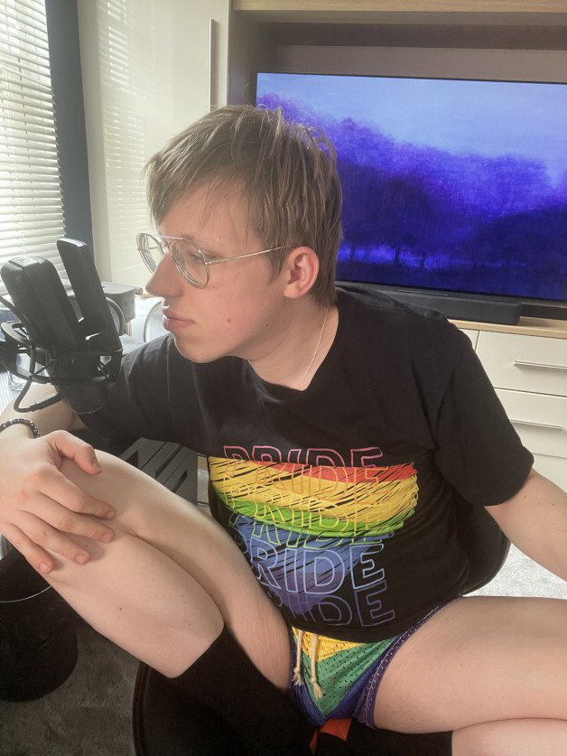 Photo by Hottiebb95 studio with the username @hottiebb95, who is a star user,  June 8, 2024 at 12:31 PM and the text says 'Hi everybody, come and see me celebrating more pride this month on chaturbate #ChaturbatePrideMonth [Chaturbate](Chaturbate)  

https://m.chaturbate.com/hottiebb95/'