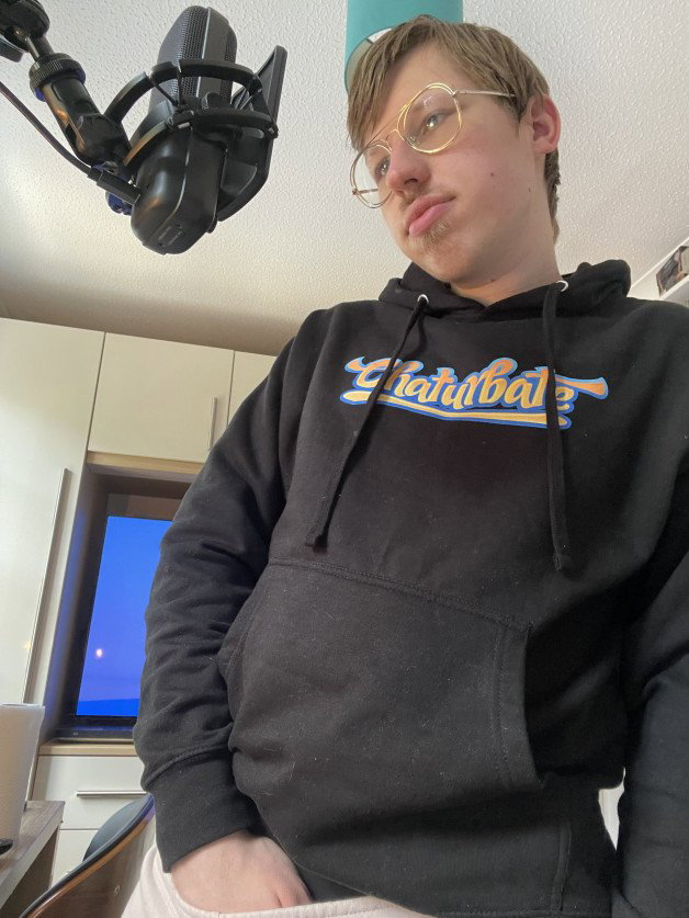 Photo by Hottiebb95 studio with the username @hottiebb95, who is a star user,  June 3, 2023 at 12:33 PM and the text says 'I am back for a bit come and see me on chaturbate 


https://chaturbate.com/hottiebb95/
      #chaturbate'