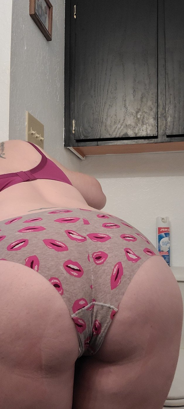 Photo by Hottwife77 with the username @Hottwife77, who is a verified user,  August 4, 2021 at 7:38 PM. The post is about the topic MILF and the text says 'Happy Hump Day!'